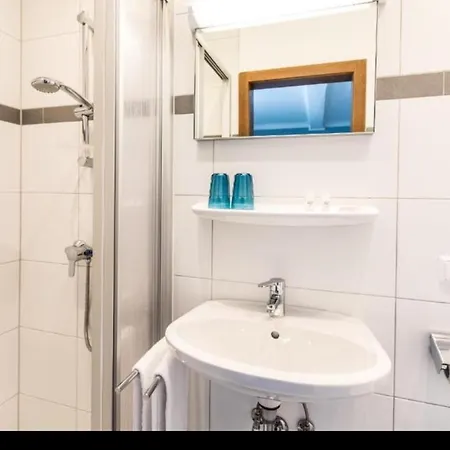 Strandhaus Am Woerthersee Hotel *